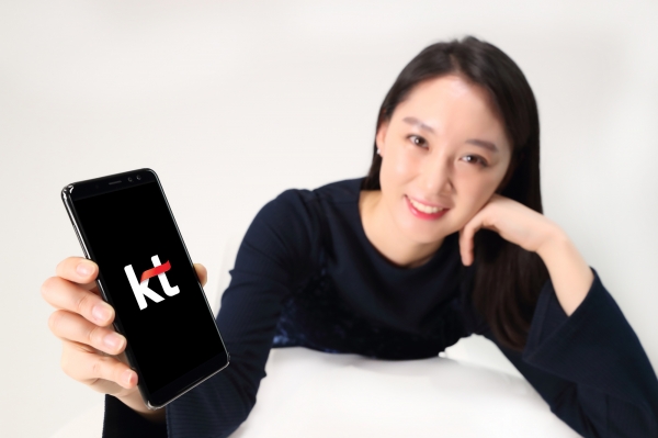 KT는 삼성전자 ‘갤럭시A8 (2018)’ 사전 예약판매를 2일부터 시작한다.