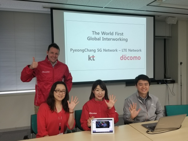 KT와 NTT도코모 직원들이 평창 5G 시범망과 NTT도코모의 상용 LTE망을 연동하여 테스트를 하고 있다.