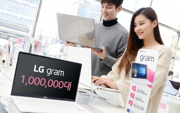 LG전자 모델들이 LG 베스트샵 매장에서 LG 그램을 살펴보고 있다.