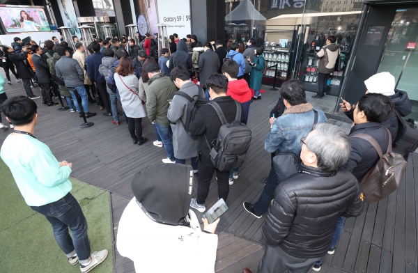 갤럭시S9 사전개통 행사가 열릴 KT 광화문빌딩 KT스퀘어 외부에서 사전 예약 가입자들이 줄을 서서 기다리고 있다.