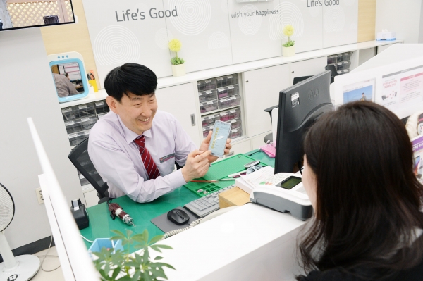 서울 강남구에 위치한 LG전자 강남본점모바일서비스센터에서 서비스 엔지니어가 고객을 응대하고 있다.