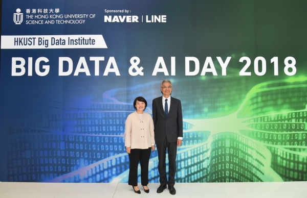 12일 홍콩과학기술대학교에서 네이버/라인-홍콩과학기술대학 AI 연구소 개소식을 마치고, 네이버 한성숙 대표(왼쪽)와 홍콩과학기술대학교 웨이샤이 총장이 기념사진을 촬영하고 있다.