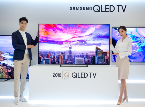 삼성전자 모델들이 17일 서초사옥 다목적홀에서 2018년형 QLED TV를 소개하고 있다.