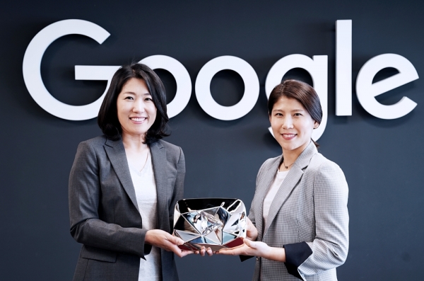 9일 구글코리아 이선정 상무(왼쪽)가 카카오M 김미연 뉴미디어마케팅그룹장에게 ‘유튜브 다이아몬드 플레이 버튼’을 수여하고 있다