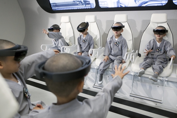 21일 SK텔레콤 ICT체험관 '티움'을 방문한 동자승들이 우주셔틀에서 가상현실 기기를 쓰고 미래 서비스를 체험하고 있다.