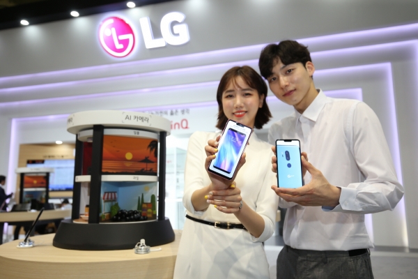 23일 모델이 WIS 2018에 전시된 LG G7 씽큐를 소개하고 있다.