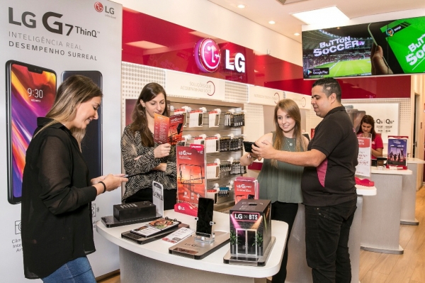 브라질 상파울루에 위치한 한 전자제품 매장에서 고객들이 LG G7 싱큐를 살펴보고 있다.