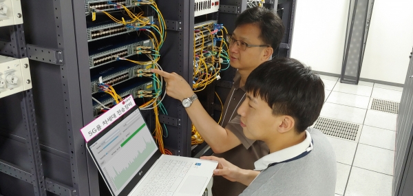 LG유플러스 직원들이 마곡 사옥 실험실에서 고성능 집선 100G 스위치 성능을 테스트하고 있다.