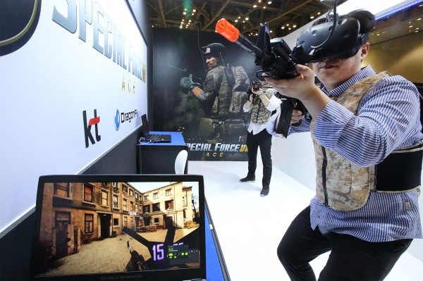BVRF 참관객들이 KT부스에서 드래곤플라이의 멀티플레이 슈팅게임 ‘스페셜포스 VR ACE’를 체험하고 있다.