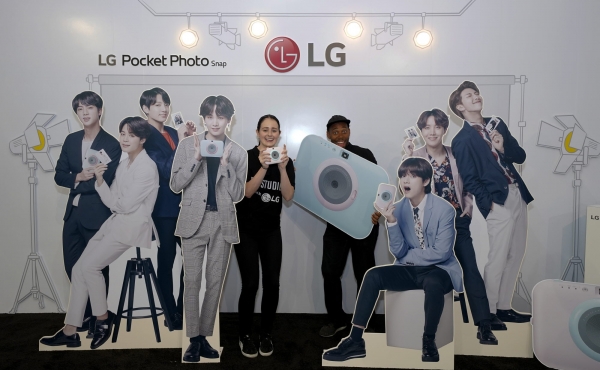 LG전자 모델이 ‘BTS 스튜디오’를 소개하고 있다.