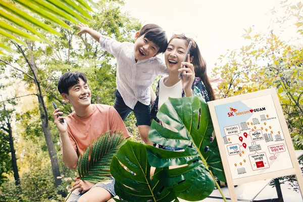 SK텔레콤 홍보 모델들이 괌·사이판에서 국내 요금 수준으로 데이터, 음성 로밍을 이용하고 멤버십 할인을 받는 ‘T괌·사이판패스’를 소개하고 있다.