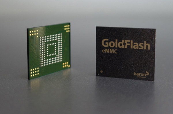 바른전자의 자회사 바른코어칩스에서 개발 중인 컨트롤러를 탑재한 eMMC 시제품.