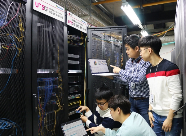 LG유플러스 네트워크 직원들이 상암사옥에 구축된 5G 네트워크 품질 통합 측정 분석 시스템을 점검하고 있다.