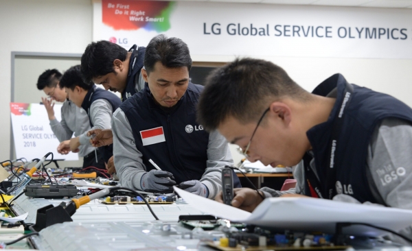 지난 7일 경기도 평택 소재 LG전자 러닝센터에서 열린 ‘제1회 글로벌서비스 기술올림픽'에 LG전자 해외 서비스 엔지니어들이 수리실력을 겨루고 있다.