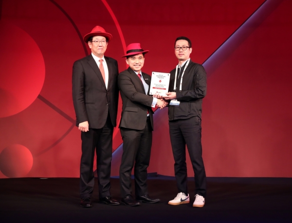 레드햇 포럼 서울 2018에서 두산정보통신이 이노베이션 어워드를 수상했다.
