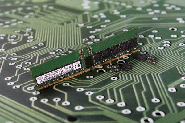SK하이닉스가 개발한 2세대 10나노급(1y) DDR5 D램.