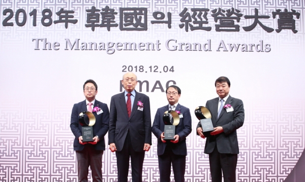 한글과컴퓨터그룹 김상철 회장(오른쪽 첫번째)이 서울 신라호텔에서 2018 한국의경영대상을 수상했다.