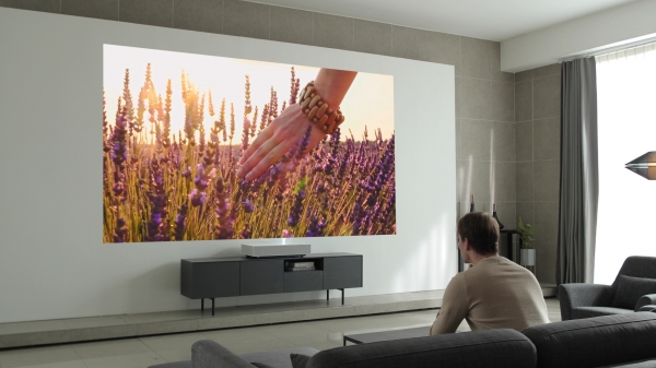 LG전자가 CES 2019에서 투사거리가 18cm만 확보되면 120인치 대화면을 UHD 해상도로 보여주는 'LG 시네빔 Laser 4K' 프로젝터를 발표한다.