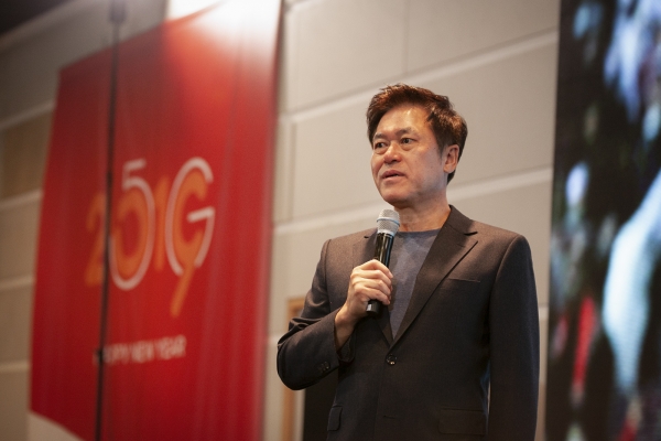박정호 SK텔레콤 사장은 2일 SK텔레콤 을지로 본사에서 열린 ‘2019 SK ICT Family Vision Concert’ 신년회에서 5G 시대를 선도하자는 새해 목표를 밝혔다.