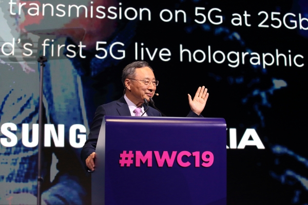 KT 황창규 회장이 25일(현지시간) 스페인 바르셀로나에서 개막한 MWC 2019에서 ‘마침내 5G와 차세대 지능형 플랫폼을 실현하다(Now a Reality, KT 5G and the Next Intelligent Platform)’를 주제로 기조연설을 하고 있다.