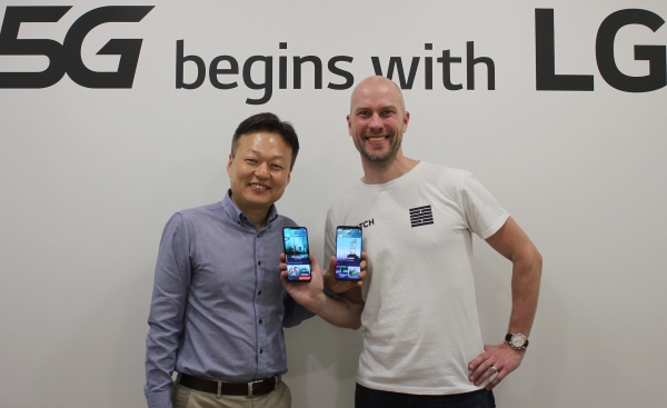 LG유플러스 FC부문장 이상민 전무(왼쪽)와 해치엔터테인먼 공동 창업자 ‘베사 주티라’ 수석 부사장이 5G VR게임 서비스 독점 공급 양해각서(MOU)를 체결하고 있다.