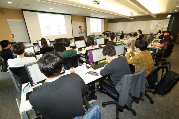 지난해 5월, 성남시 분당구 KT 그룹인력개발원 인공지능 교육센터에서 AI아카데미에 참여한 교육생들이 AI 분야의 강의를 듣고 있다.