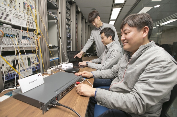 KT 직원들이 기존 UTP 케이블을 통해 5기가 UTP 상용 장비의 인터넷 속도품질을 검증하고 있다.