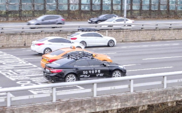 5G 자율주행차 ‘A1’이 서울 강변북로를 달리고 있다.