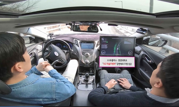 LG유플러스 모델이 5G 자율주행차 ‘A1’ 탑승 시연을 하고 있다.