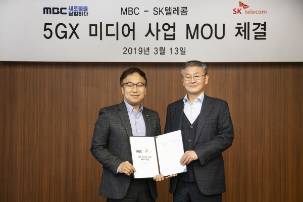 13일 MBC 상암사옥에서 김혁 SK텔레콤 5GX미디어사업그룹장(왼쪽)과 박태경 MBC 전략편성본부장이 5G 기반 뉴미디어 사업 개발을 위한 MOU를 체결했다.