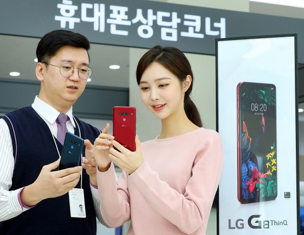 LG전자 모델이 LG G8 씽큐 사전예약 프로그램을 소개하고 있다.