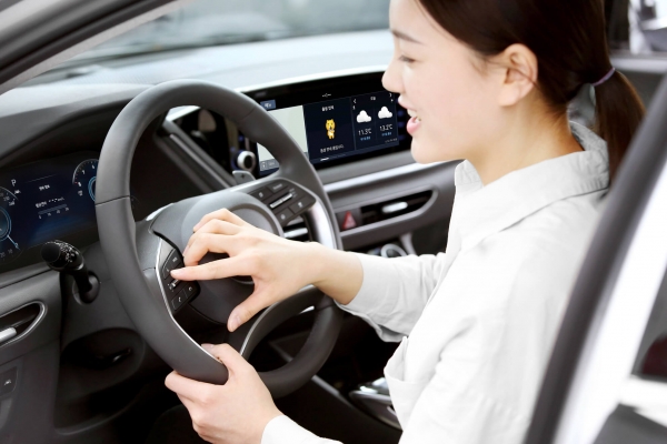 카카오가 현대자동차에서 선보이는 신형 쏘나타에 자사의 인공지능 플랫폼 ‘카카오 i’ 기술을 탑재한다.