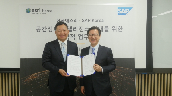 이성열 SAP코리아 대표(오른쪽)와 리차드 윤 한국에스리 사장이 15일 ‘공간정보 인텔리전스 확대를 위한 업무협약’ 행사에서 기념사진을 촬영하고 있다.
