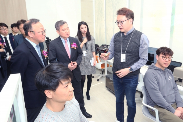 하현회 LG유플러스 부회장(사진 가운데)이 ‘LGU+ 5G 이노베이션 랩’에서 중소기업 직원들의 기술 테스트를 살펴보며 설명을 듣고 있다.