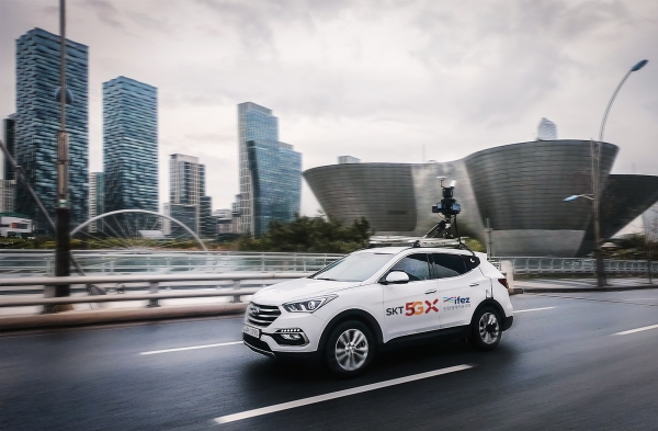 인천경제자유구역 송도국제도시에서 SK텔레콤의 HD맵 구축 차량이 공간정보를 수집하고 있다.