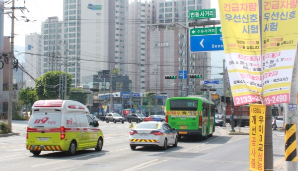 서울 강북구 번동 사거리에 강북소방서 구급차가 접근하자 교차로 신호등에 파란불이 들어오고 있다.