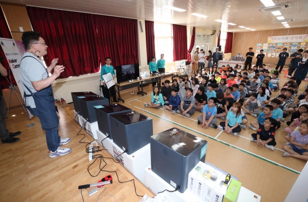 23일 울릉도 저동초등학교 학생들이 3D프린터를 활용한 반지 만들기 강연을 듣고 있다.