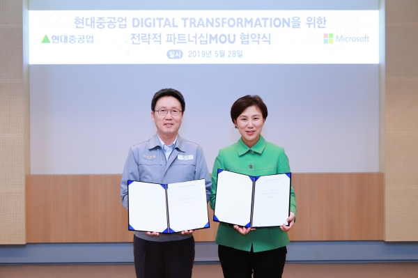 현대중공업 최고디지털책임자(CDO) 김태환 전무(왼쪽)와 한국마이크로소프트 이지은 엔터프라이즈 글로벌 사업본부 부사장이 전략적 파트너십을 체결하고 있다.
