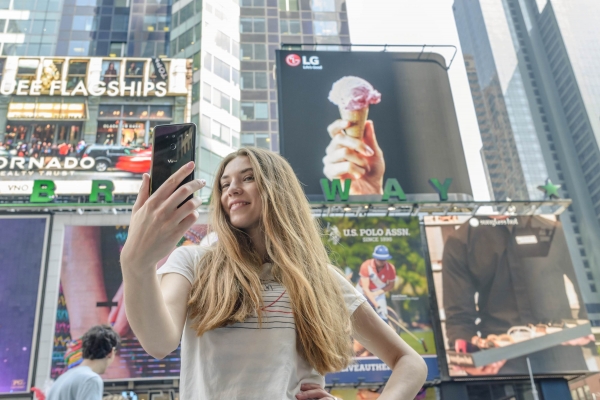 LG전자 모델이 미국 뉴욕 타임스스퀘어에서 지난 31일 미국에 출시된 LG V50 씽큐를 소개하고 있다.