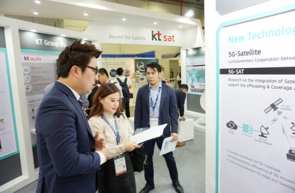 KT SAT 직원이 커뮤닉아시아에 참가한 위성사업자들에게 위성 5G 기술에 대해 설명하고 있다.
