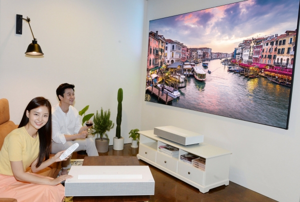 모델들이 스크린과 10cm 거리서 100인치 4K 초고화질 화면 구현이 가능한 'LG 시네빔 레이저 4K' 프로젝터(모델명 HU85LA)를 소개하고 있다.