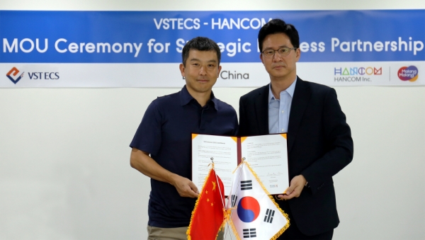 김대기 한글과컴퓨터 COO(오른쪽)와 리 신 치앙 웨이쉬그룹 소프트웨어 및 클라우드 서비스 사업부 총경리가  기념촬영을 하고 있다.