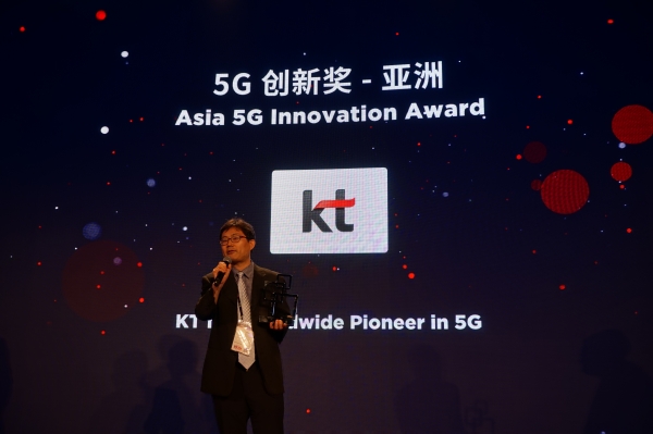 ‘아시아 모바일 어워드(AMO) 2019’ 시상식에서 KT 마케팅부문 최창환 팀장이 수상소감을 말하고 있다.