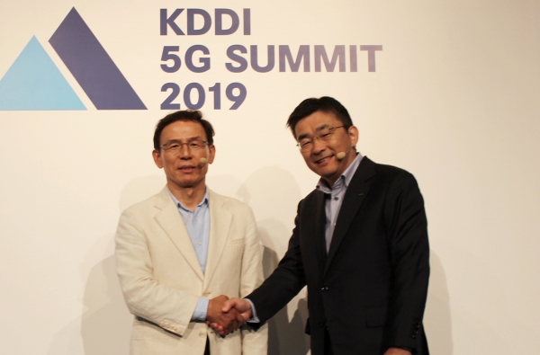 최주식 LG유플러스 기업부문장 부사장(왼쪽)과 다카하시 마코토 KDDI CEO가 양사의 양해각서 체결을 기념하여 악수하고 있다.