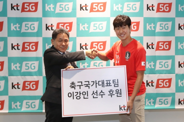 KT 마케팅부문장 이필재 부사장(왼쪽)과 이강인 선수가 조인식 체결 후 기념촬영을 하고 있다.