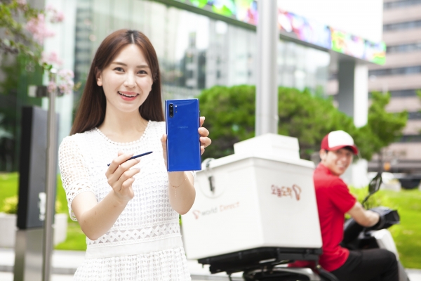 SK텔레콤 홍보모델들이 ‘갤럭시노트10플러스 아우라 블루’ 제품과 공식 온라인몰 배송 서비스인 ‘오늘도착’을 소개하고 있다.