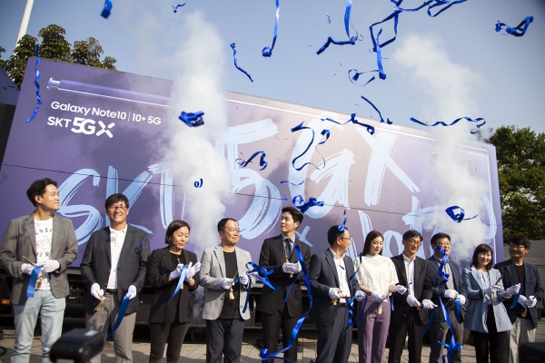 유영상 SK텔레콤 MNO사업부장(가운데), 김연아(오른쪽에서 다섯번째), 홍종현(왼쪽에서 다섯번째)가 ‘노트10 체험 트레일러 출정식’을 하고 있다.