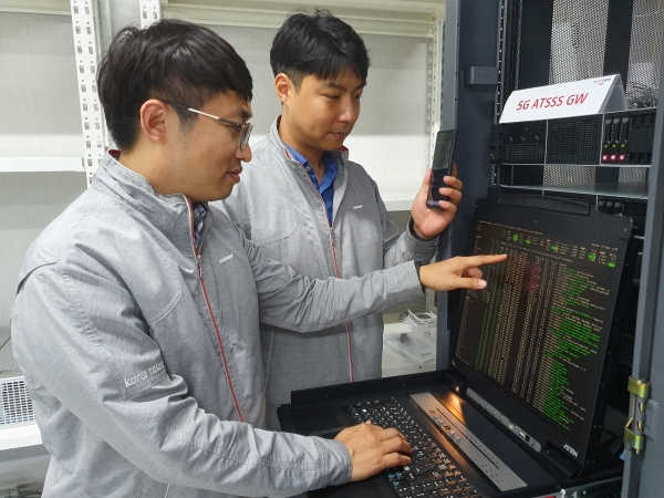 서울시 서초구 우면동에 위치한 융합기술원 내 연구실에서 직원들이 멀티무선 접속 기술(ATSSS)을 시연하고 있다.