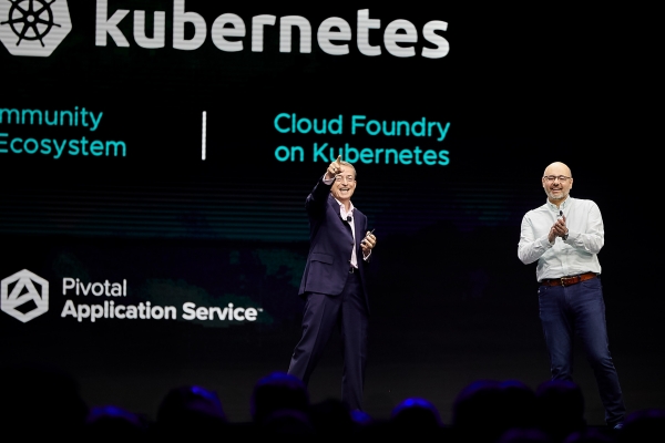 팻 겔싱어 VM웨어 CEO(왼쪽)와 조 베다 VM웨어 클라우드 네이티브 애플리케이션 부문 수석 엔지니어가 VM웨어 탄주에 대해 설명하고 있다.