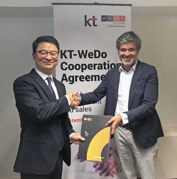 KT 글로벌사업개발본부장 김영우 상무(왼쪽)와 위두 CEO 루이 패이바가 계약을 체결하고 악수를 하고 있다.